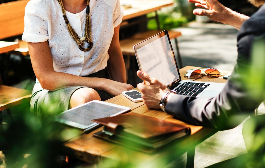 2 people meeting at a table